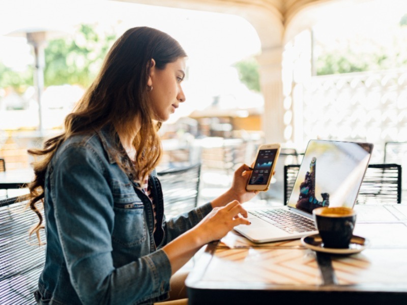 lady using phone and mob - 800*600