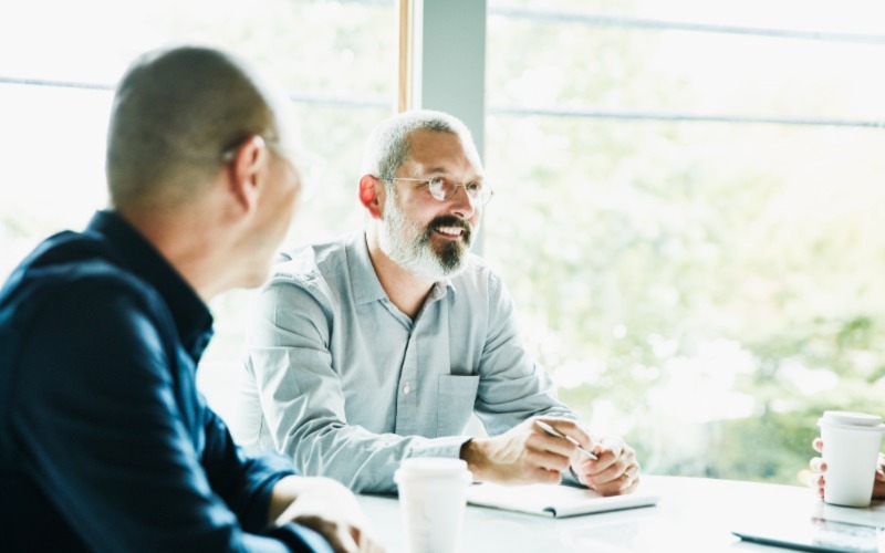 employee discussing - 800*600