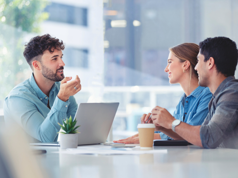 GettyImages-1334729682 talking to mortgage customers