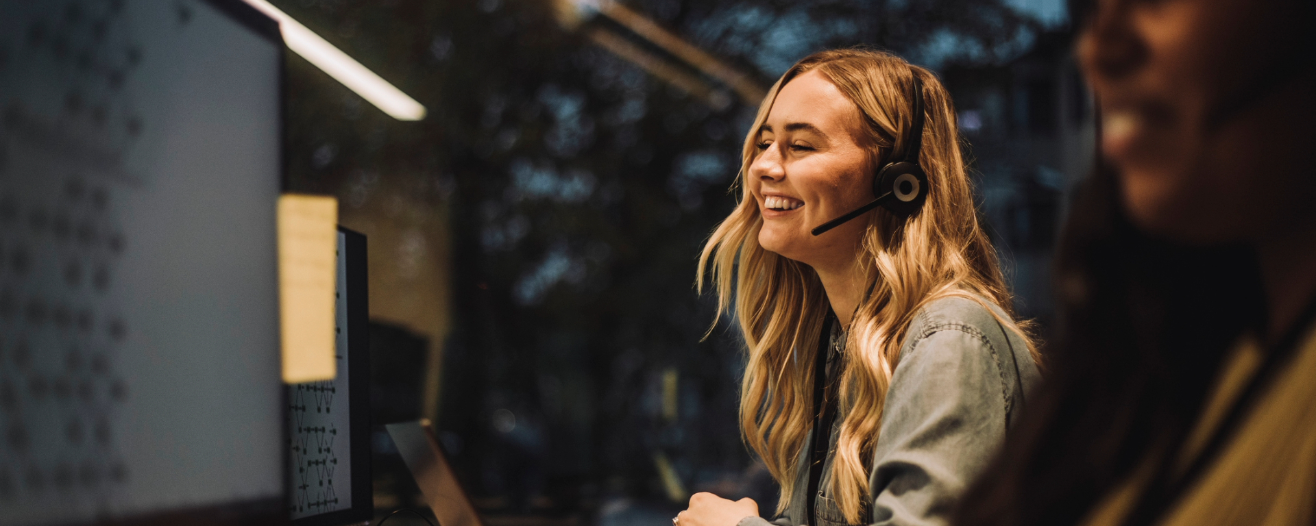 Customer experience - Girl in call center