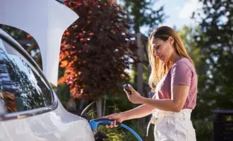 Financial and banking - Women charging electric car - 800x600.jpg