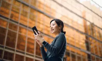 Telecom - Women browsing mobile phone - 800x600