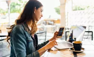 Data analytics - women with Phone and laptop - 800*600