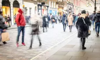 shoppers-on-busy-london-high-street