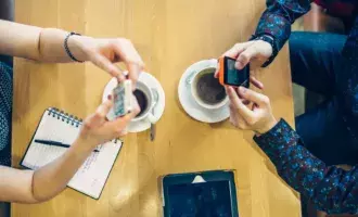 Technology - pepole on phone with coffee - 800*600