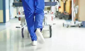 Healthcare- nurse walking-800*600