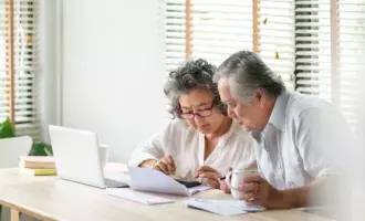 senior-couple-laptop - 800*600