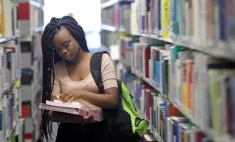 girl in library - 800*600