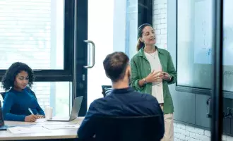 Business-women-in-office-meeting