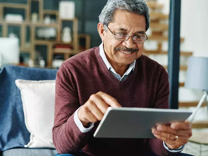 senior men using tab - 800*600