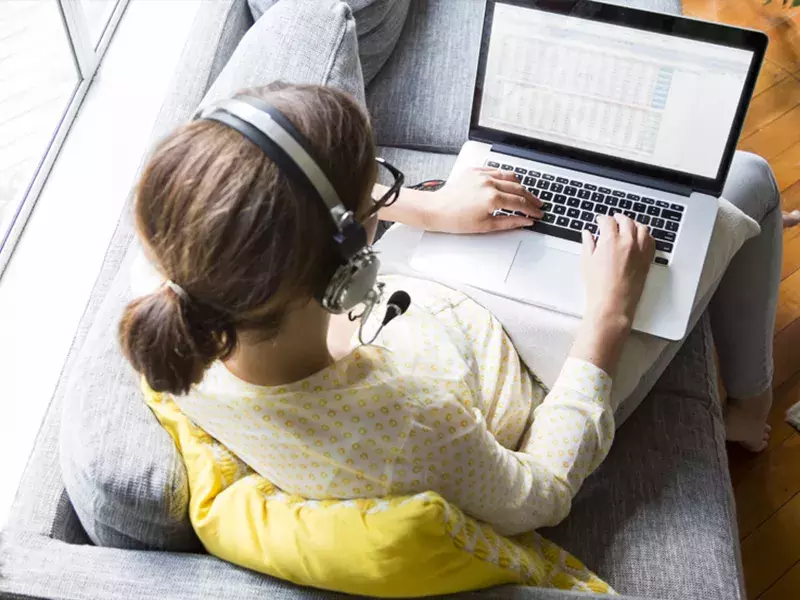 Omni- and multi-channel contact management lady working from home - 800*600