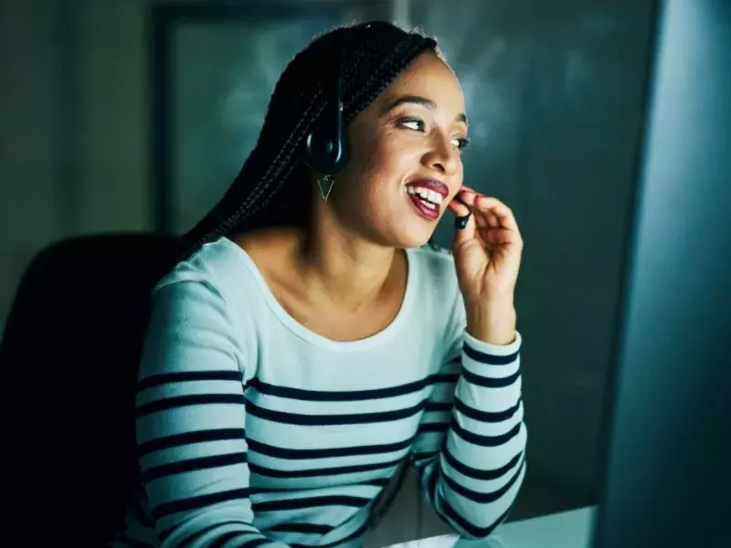 Customer Experience - Women on phone