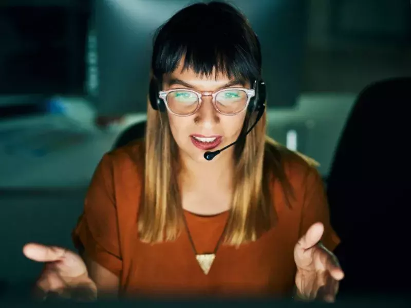 Customer support - Female employee helping client