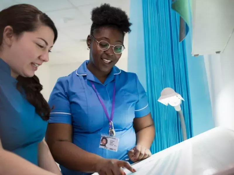 Healthcare- nurse talking-800*600