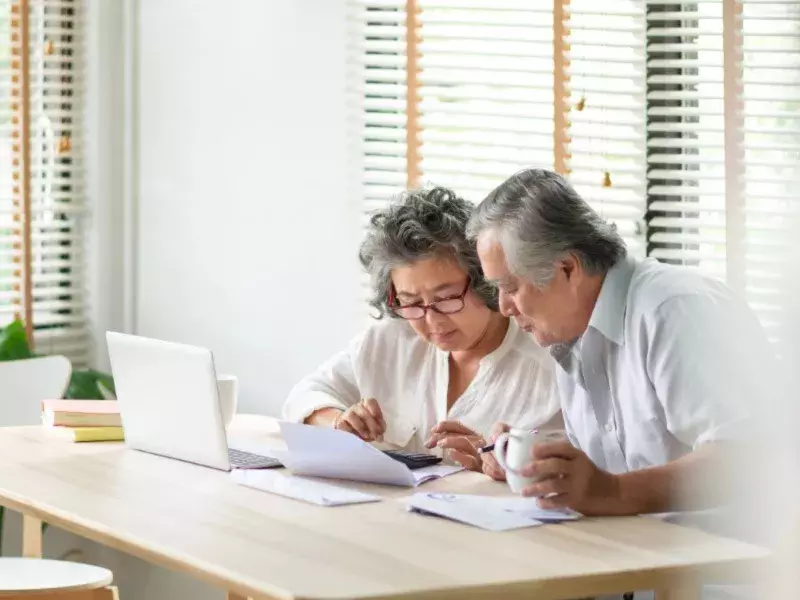 senior-couple-laptop - 800*600