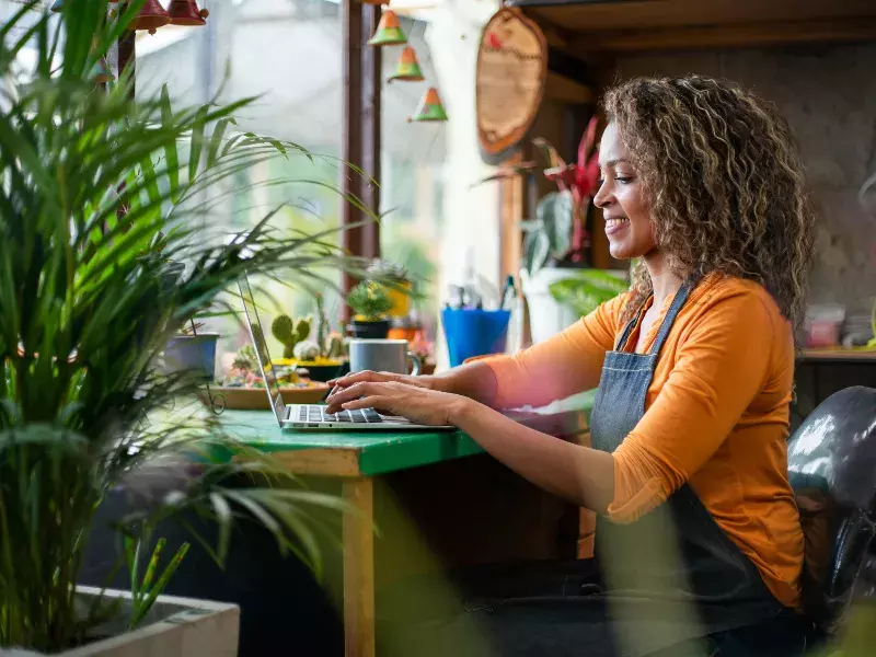 Working_from_home_GettyImages-1402037201