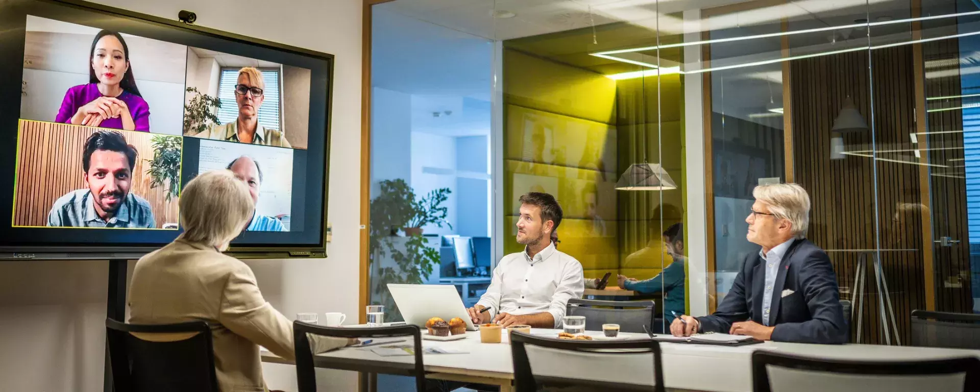 Decoding hybrid leadership: Elevating communication to strengthen connections
