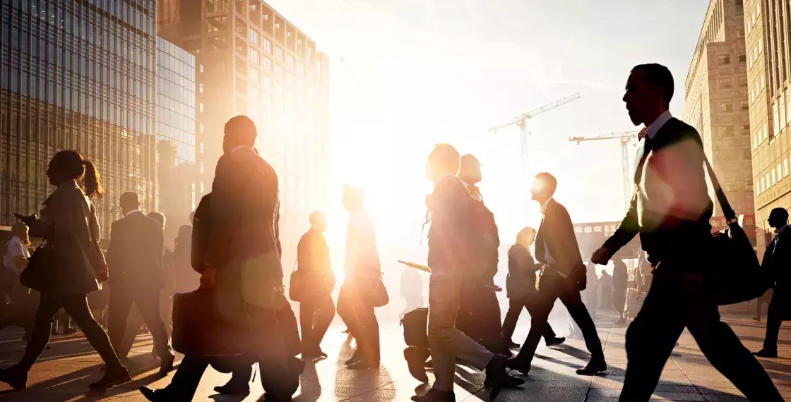 Employees_walking_to_work_in_the_city