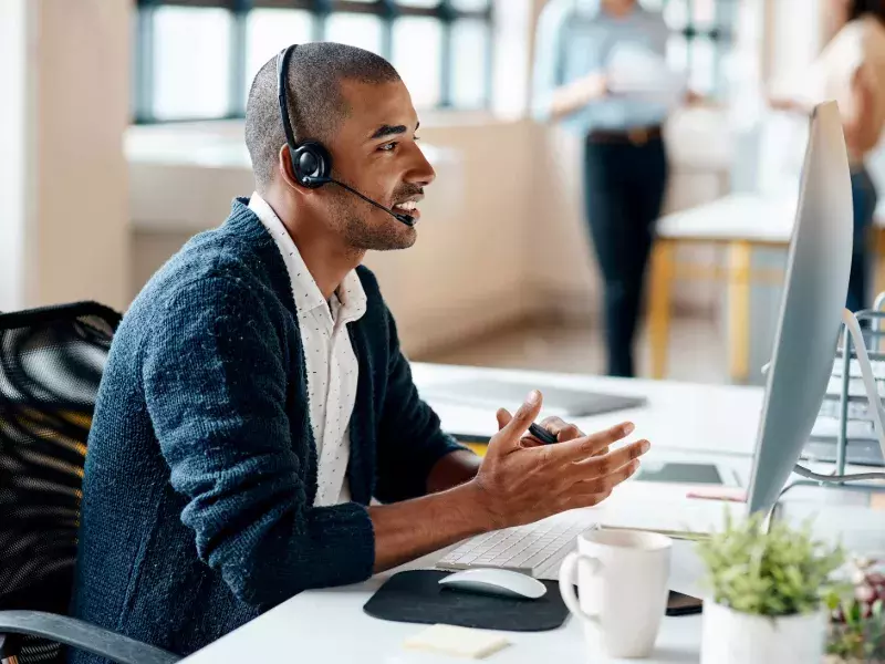 Corporate helpdesk bundle Man with headphones-1319873300 - 800*600